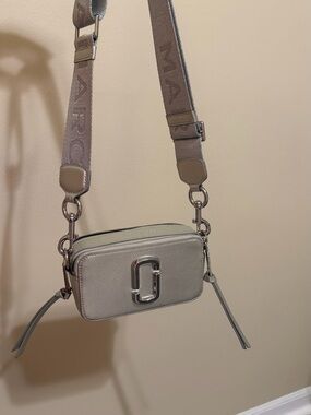 Marc Jacobs Snapshot Crossbody Bag in Light Taupe with Logo Strap
